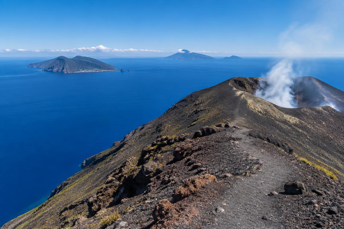 Stromboli — Osservatorio e Sciara del Fuoco